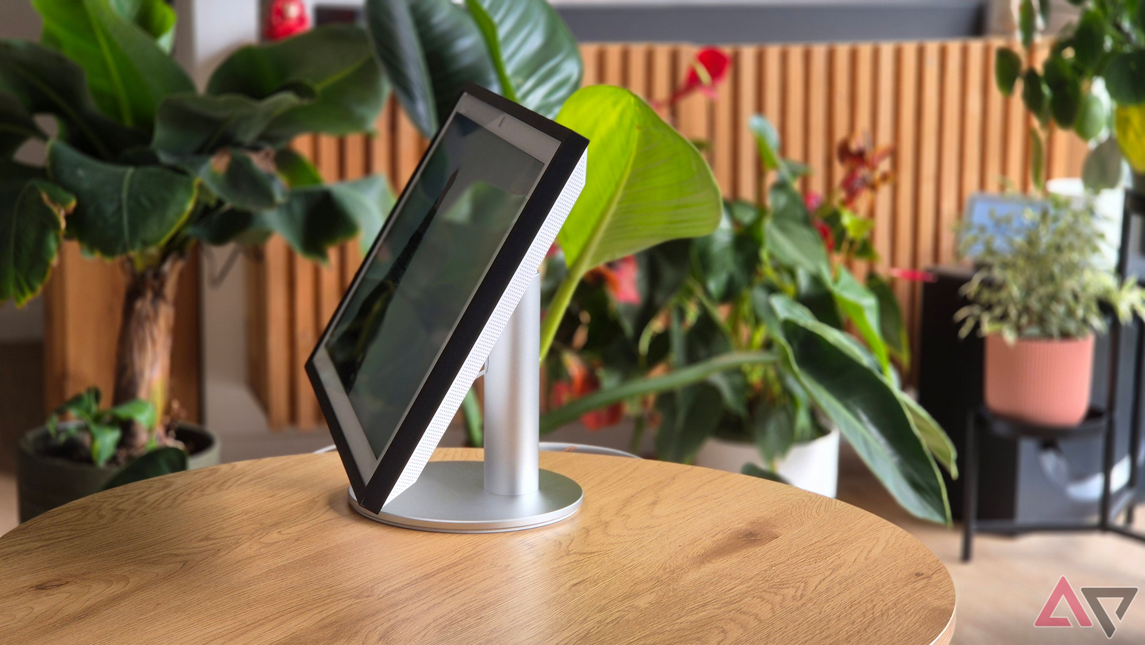 Amazon Echow Show 21 with stand stand view