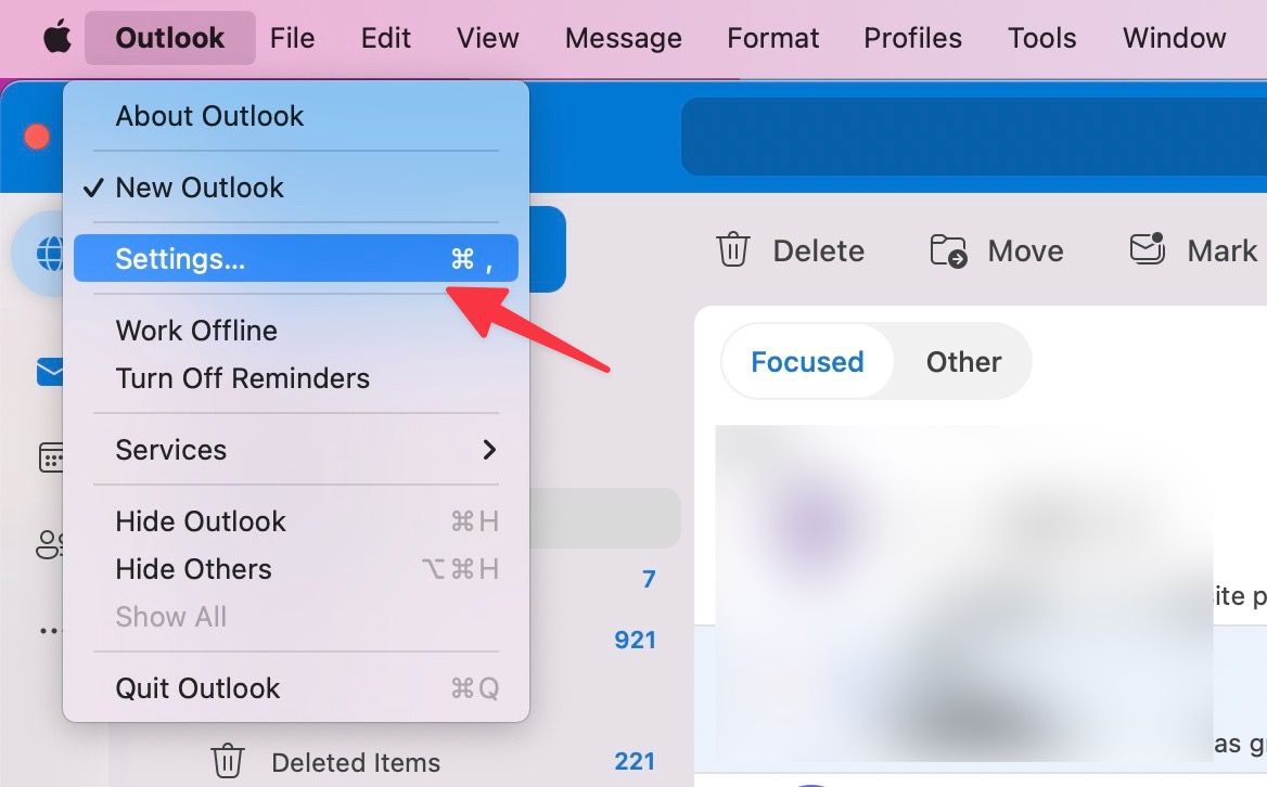 Red arrow pointing to Outlook calendar settings.