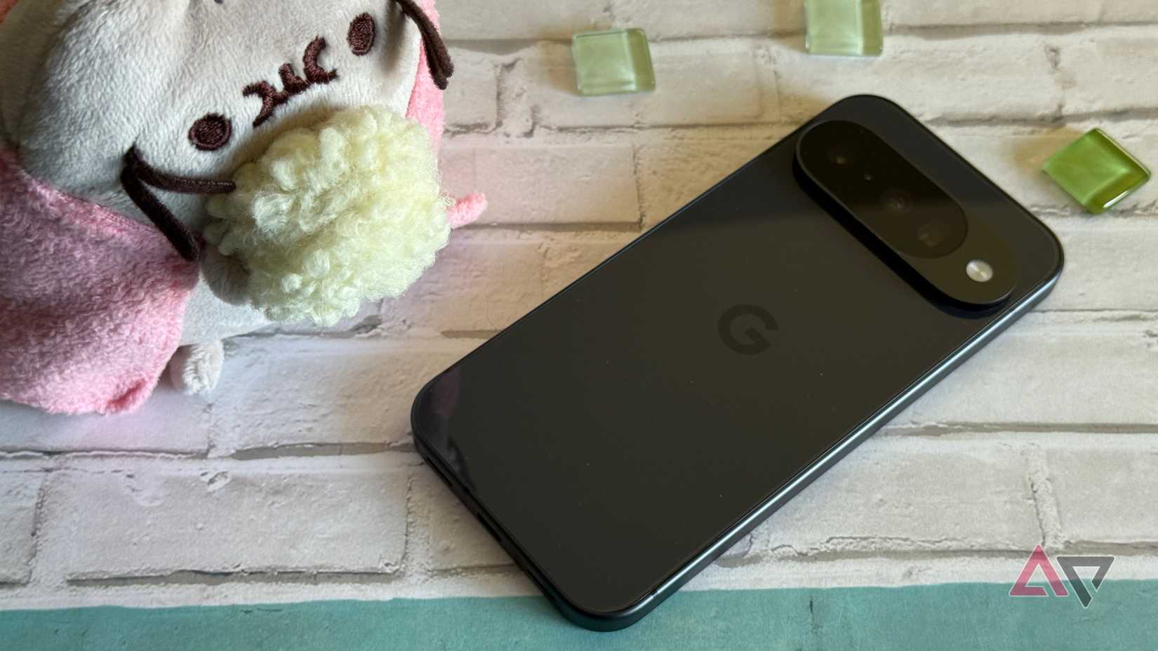 Back cover of the Motorola Razr 2025 in Spring Bud