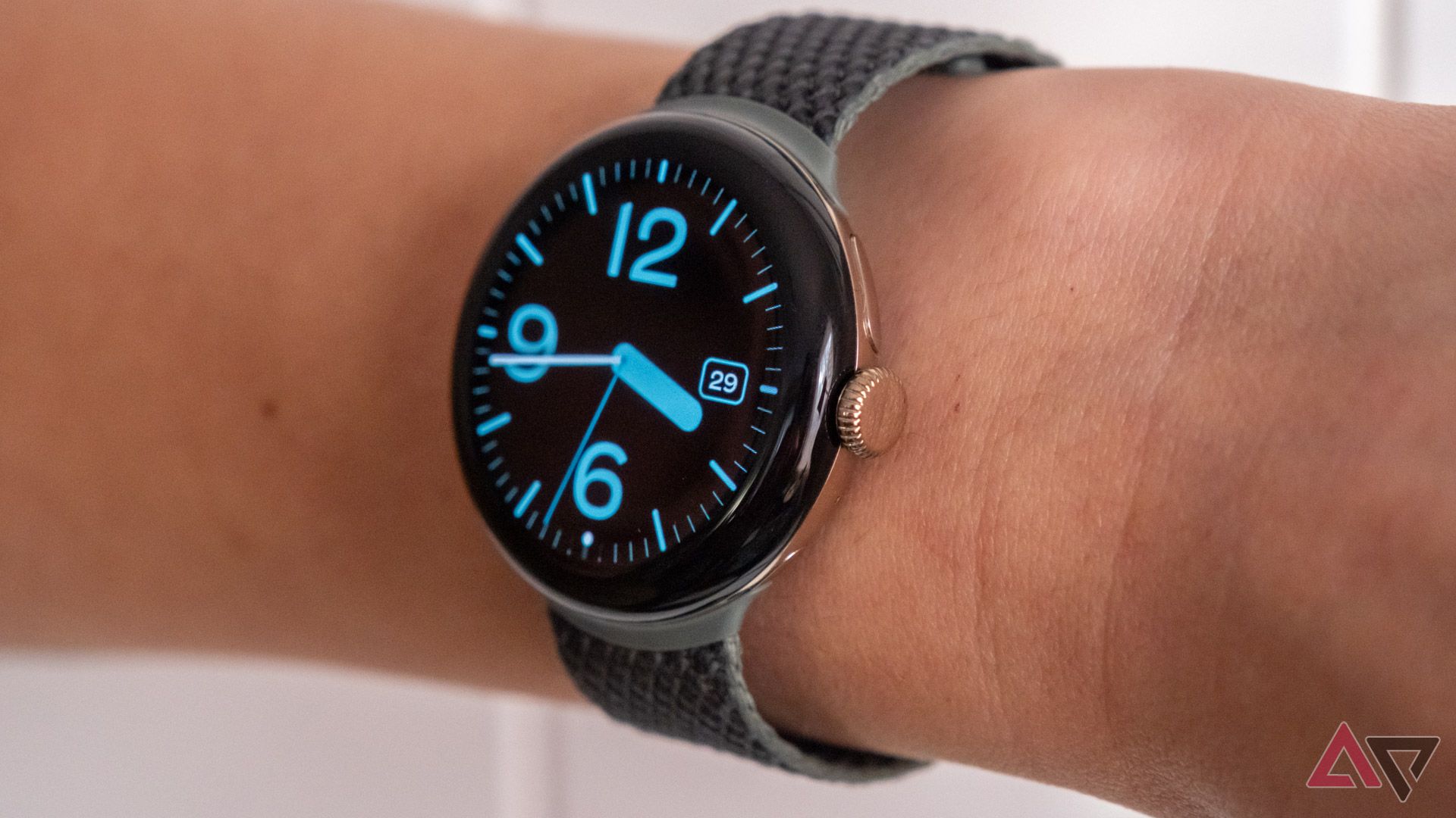 Photos of Android projectos by XGIMI and BenQ in front of a green background with an AP Best logo
