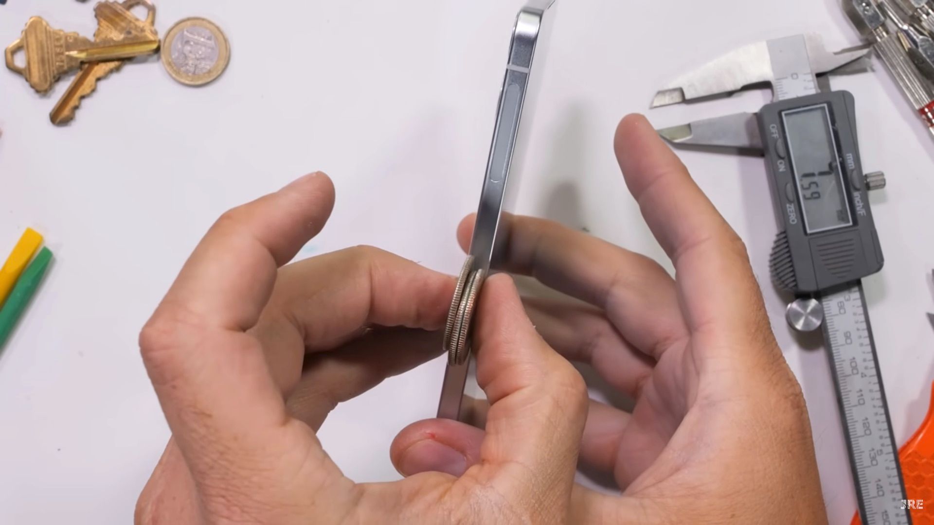 A screengrab from JRE's Galaxy S25 Edge durability test video