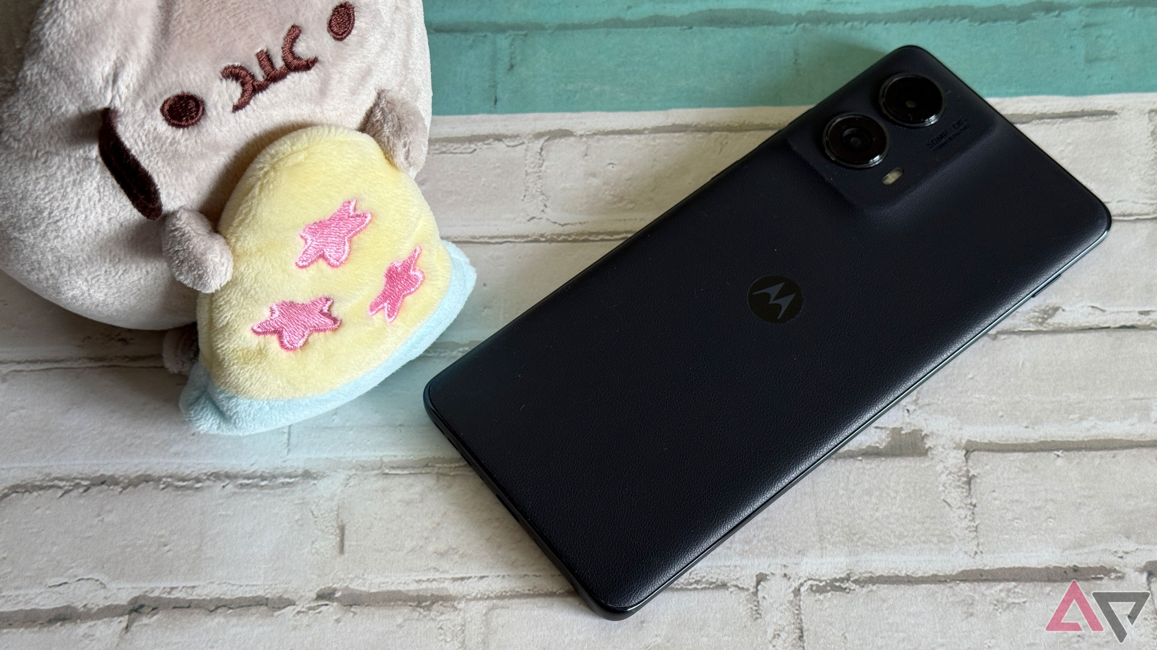 Motorola Edge next to a Pusheen with pizza