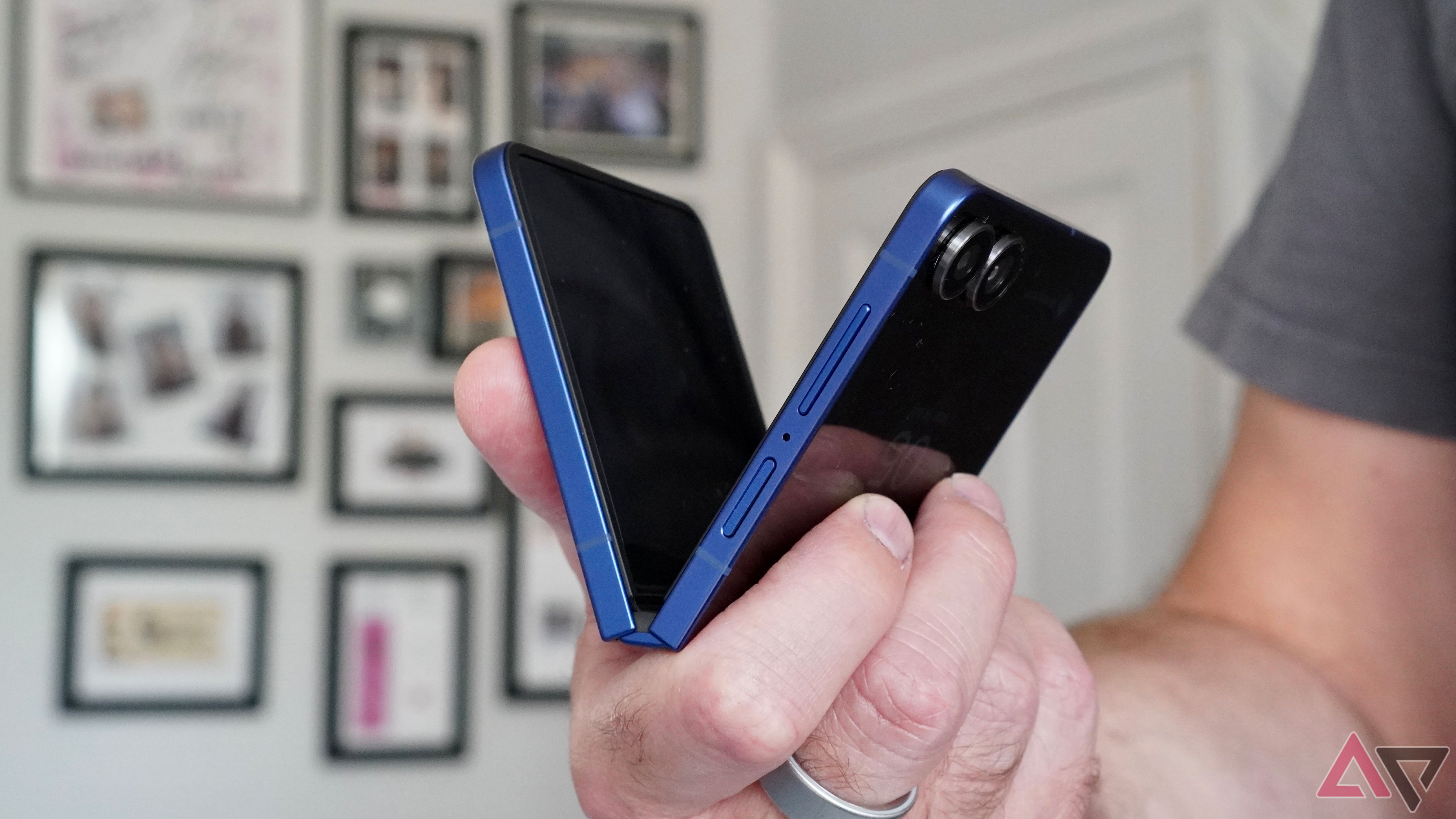 samsung-galaxy-z-flip-7-closing-1