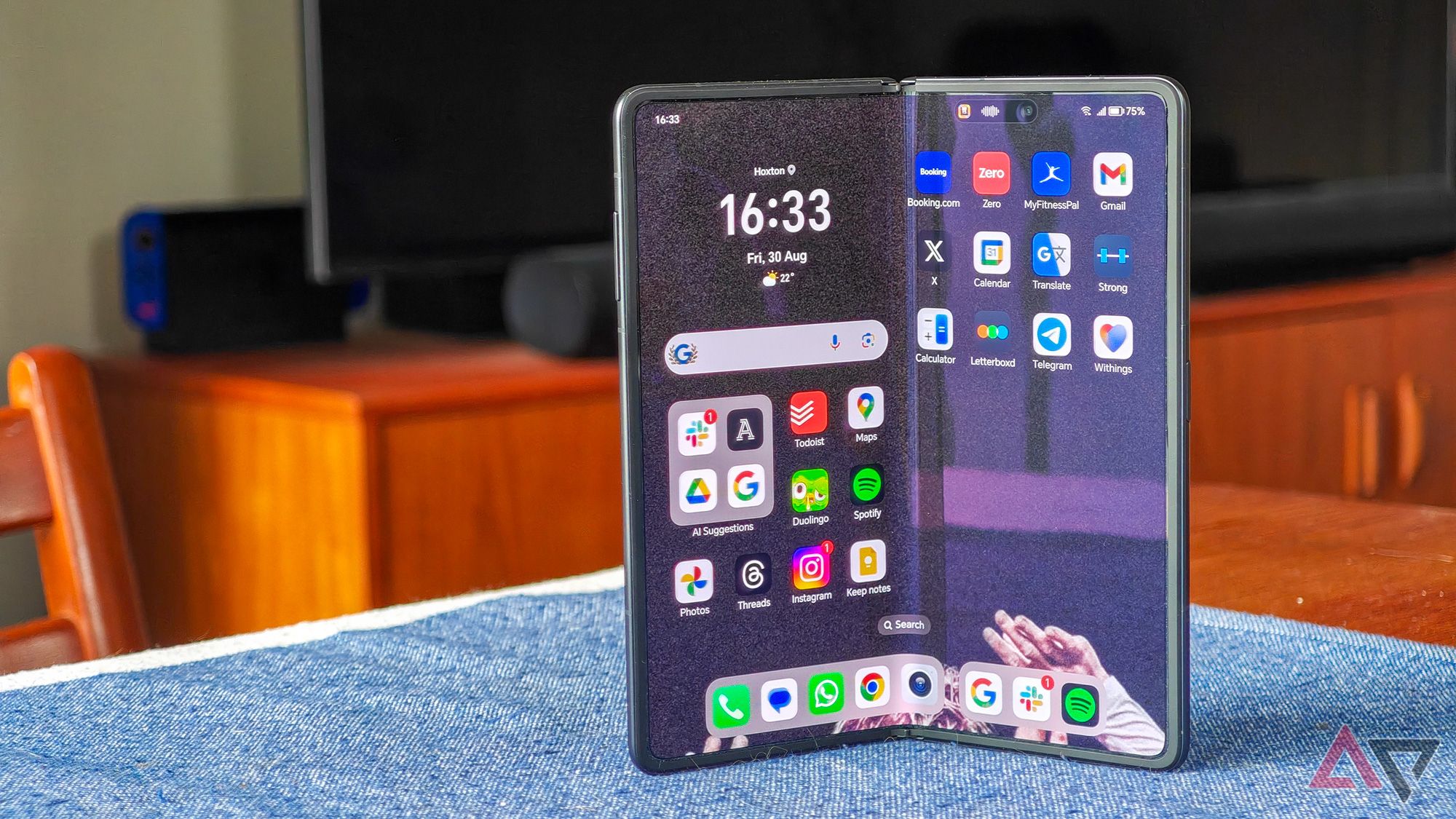 Screenshots highlighting the Batery healt assistance on a Pixel 7 Pro.