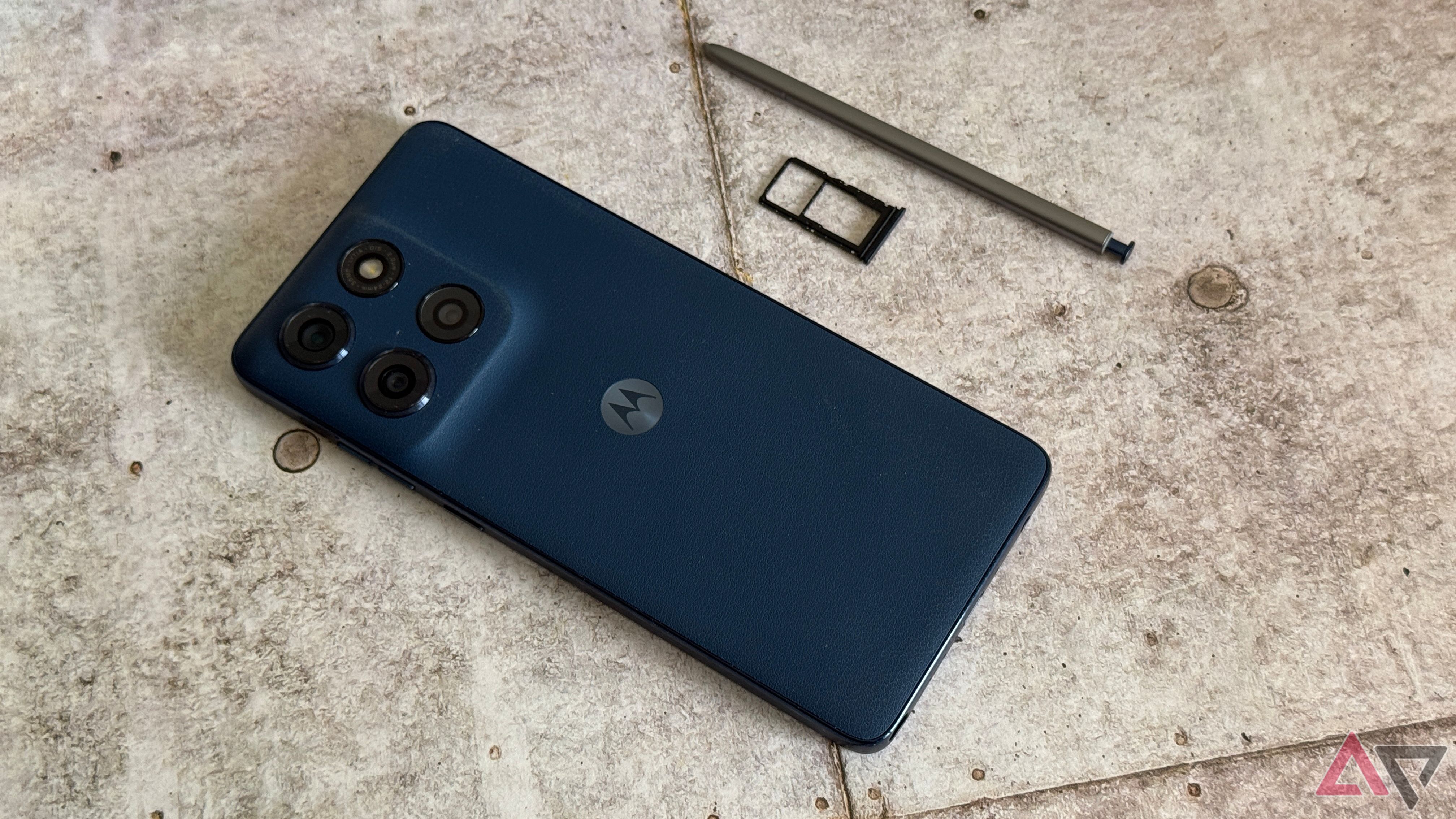 Multiple widgets on the cover screen of a Galaxy Z Flip 6.