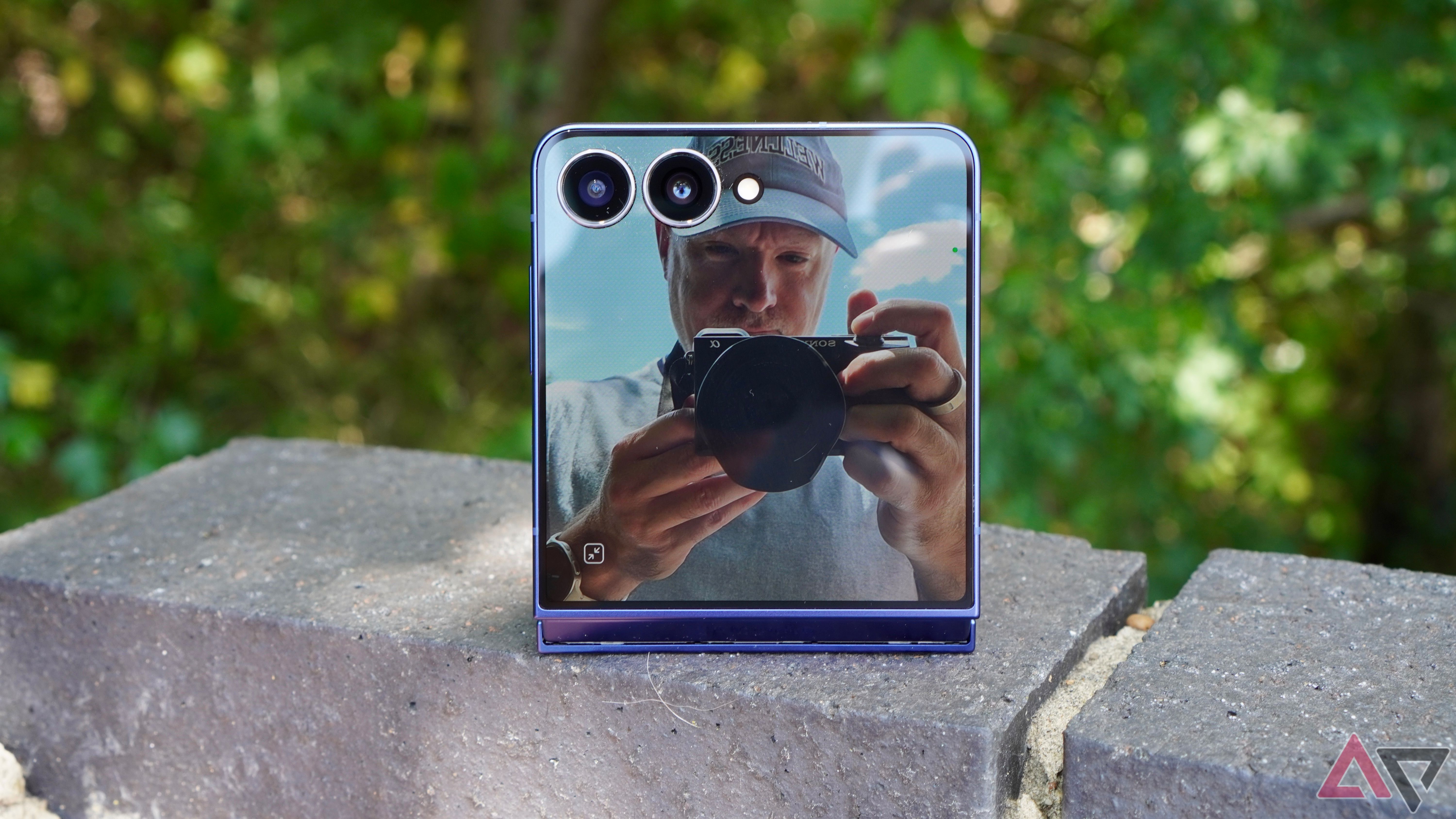 Using the Flex Cam window on the Samsung Galaxy Z Flip 7