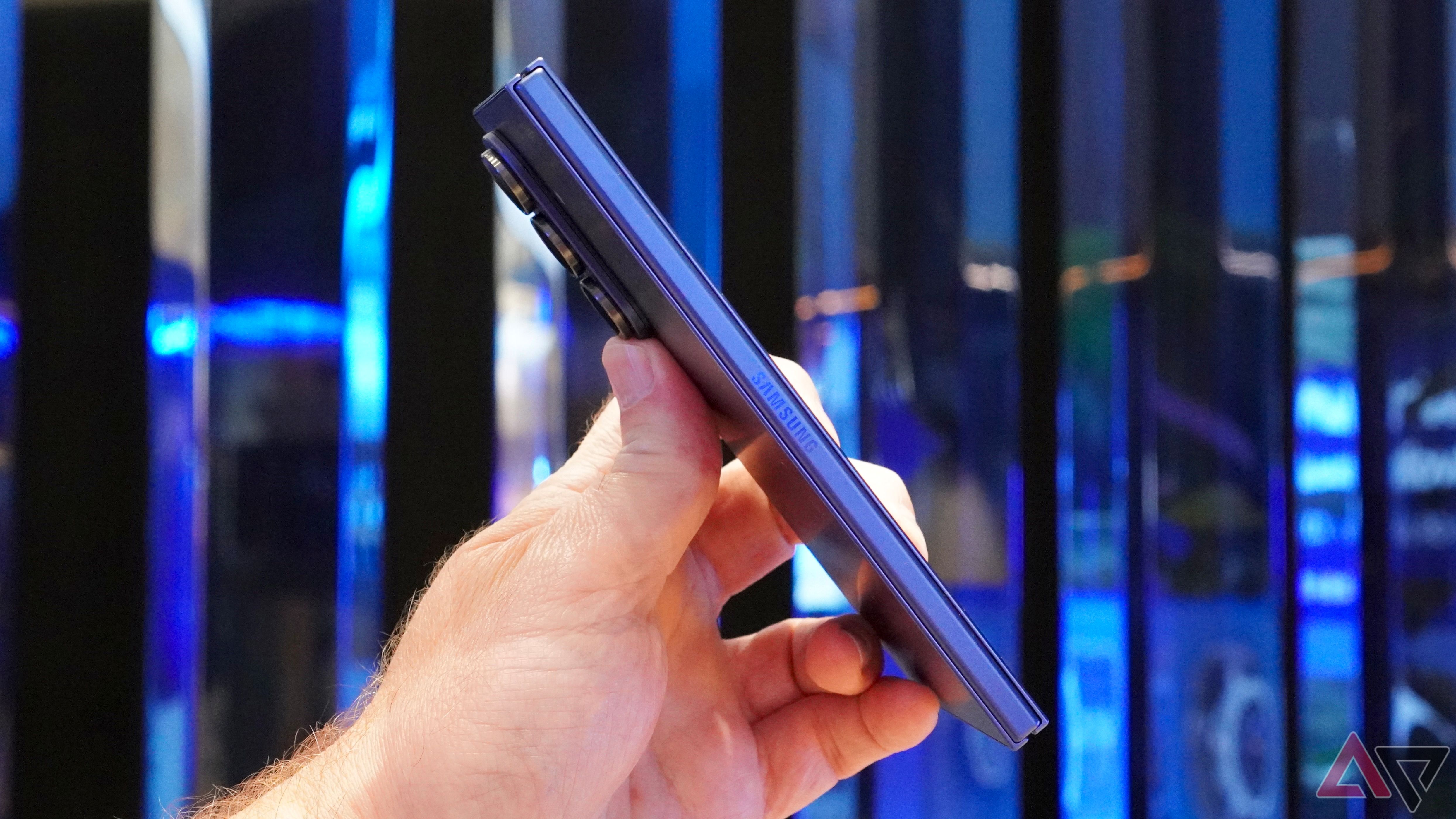 samsung-galaxy-z-fold-7-logo-side