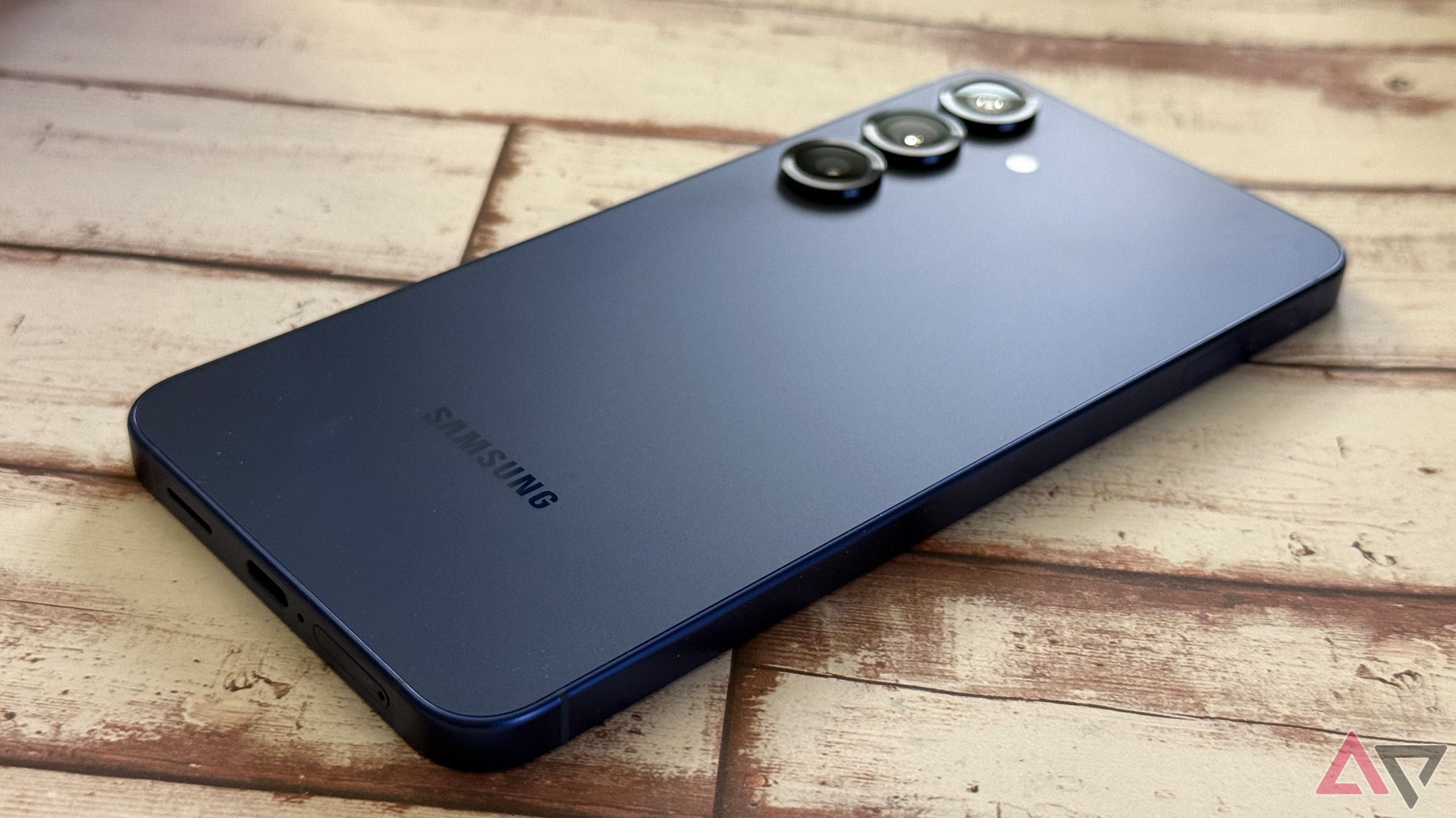 Back glass of the Samsung Galaxy S25+