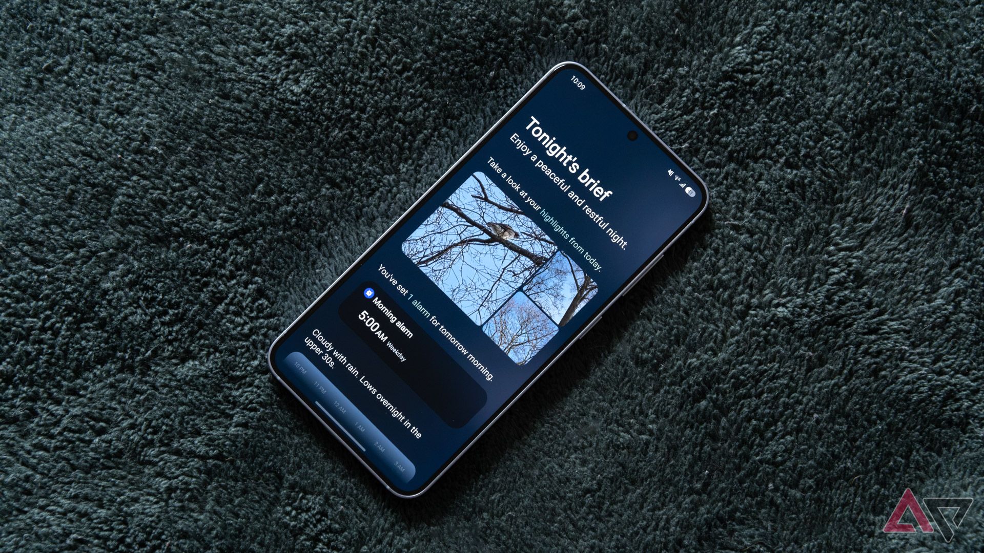 The Samsung Galaxy S25 showing a Now Brief